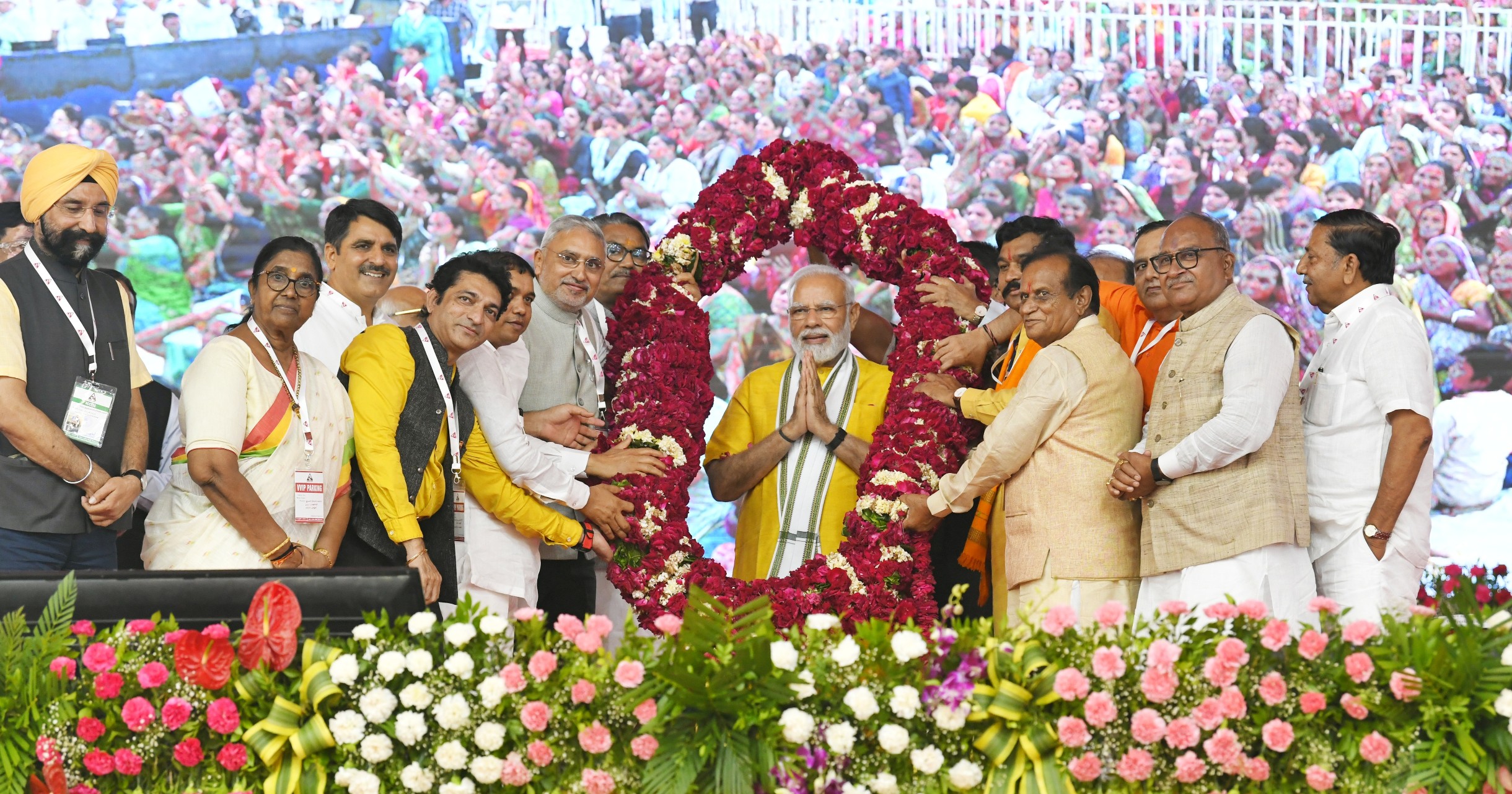 Pm lays foundation stone of various projects worth Rs 1000 crore